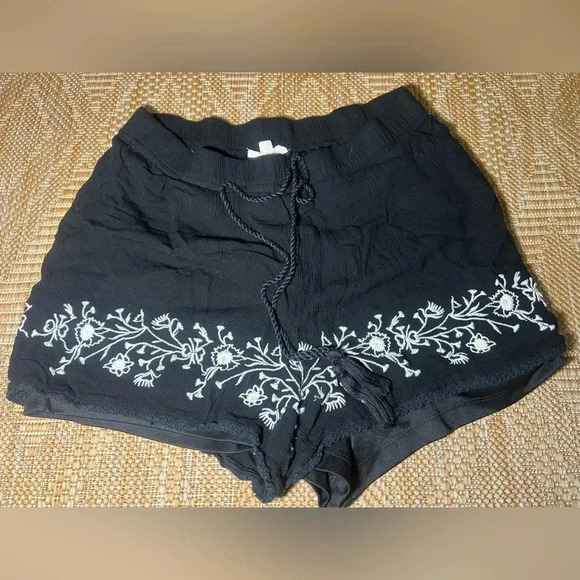 LA Hearts Pacsun Women's Black Shorts,White Embroidery,Lace Trim,Size M,Relaxed - Picture 1 of 10